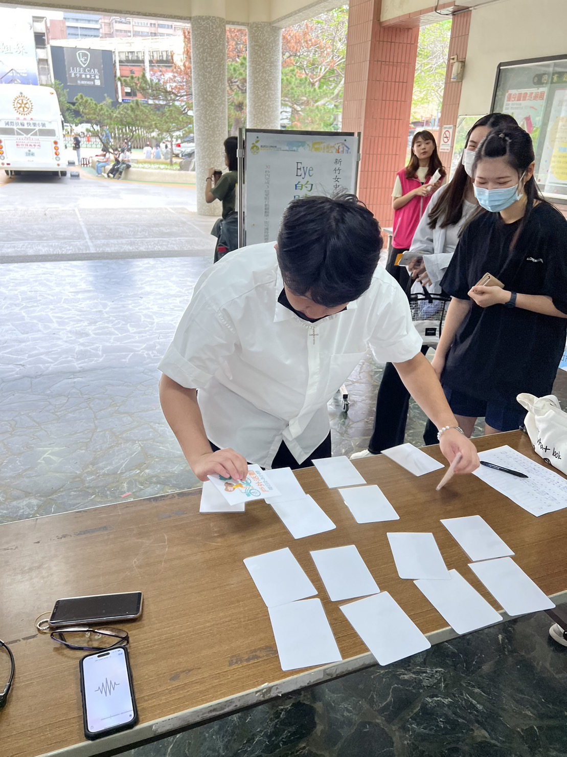 學生於活動桌前專心進行卡片配對，參與健康促進闖關活動。