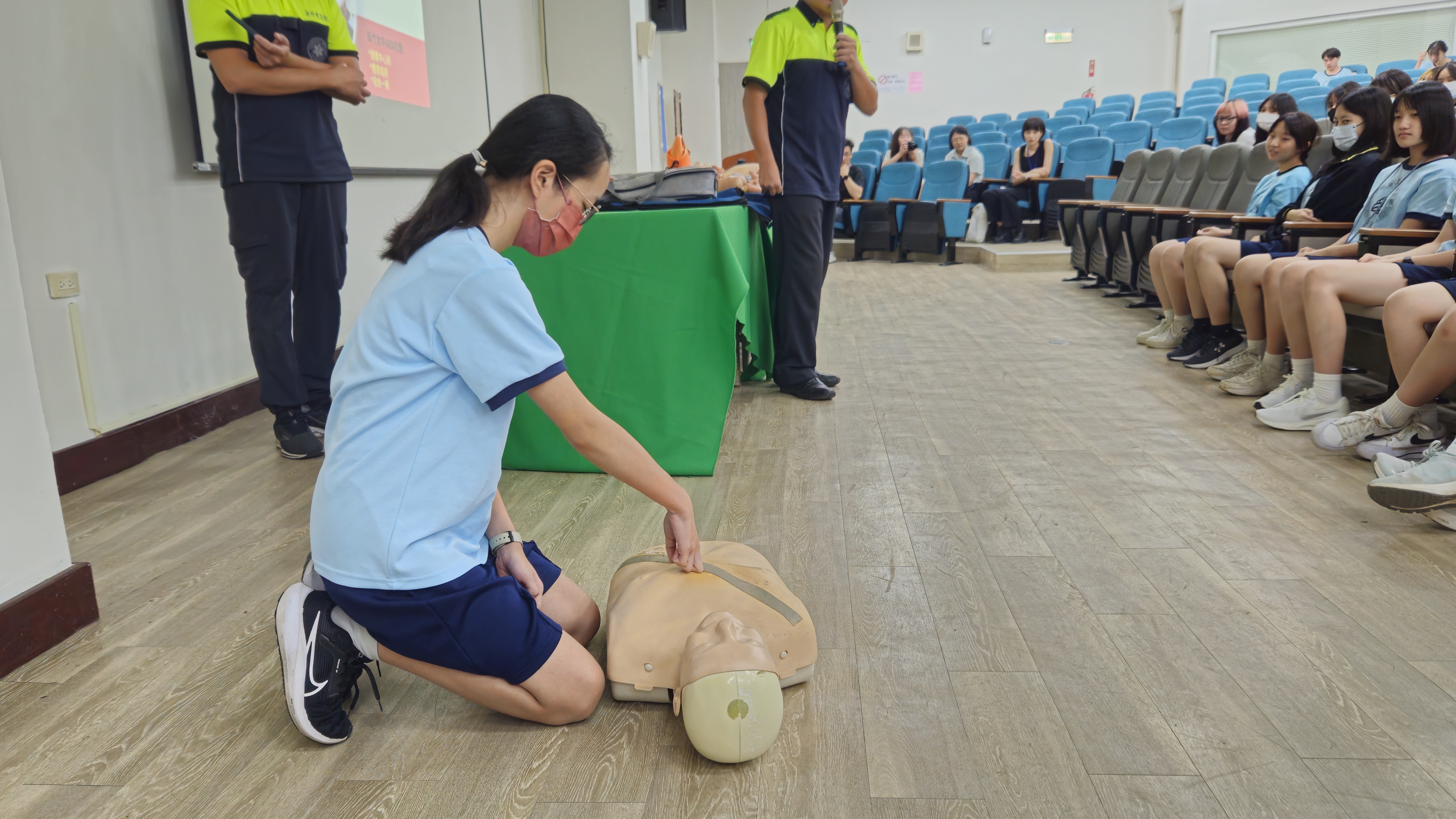 學生就地操作安妮模型，練習心肺復甦術（CPR）胸外按壓。